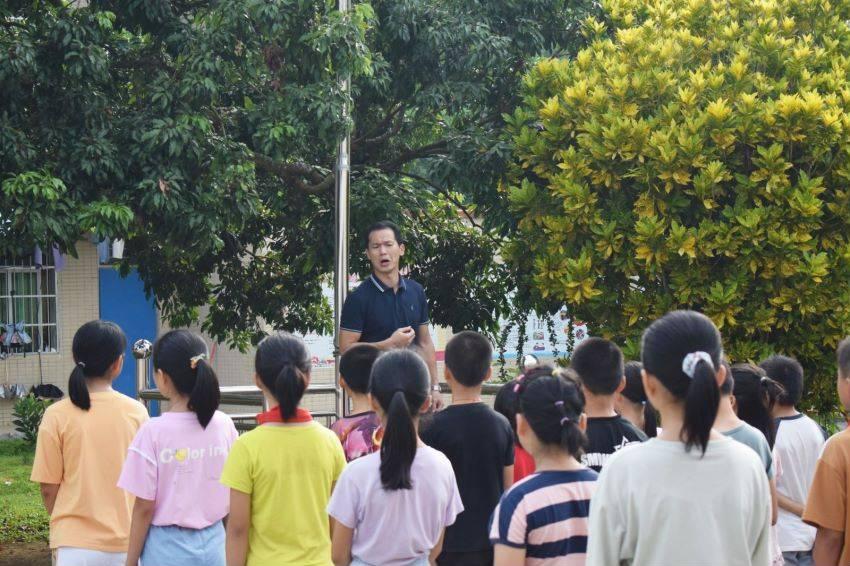 上次跟男朋友吵架分开了，他回老家，但是他还是舍不得我，老是找我联系？游戏画面